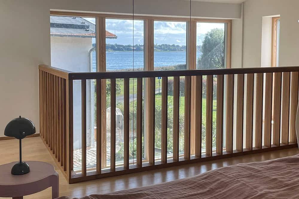 Frisch erbautes Holzhaus \"Remise am Fährhaus\" mit einzigartiger Architektur direkt an der Schlei mit Bootssteg und Badestelle für Ihren wohlverdienten Urlaub bei absolutem Wohlfühlambiente, mit riesigem Gartenbereich und altem Baumbestand in Ulsnis, Grünes Binnenland