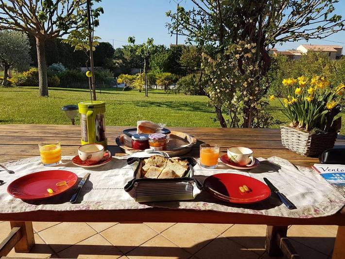 Location de vacances pour 8 personnes, avec terrasse ainsi que piscine et jardin à Saint-Pierre-de-Vassols