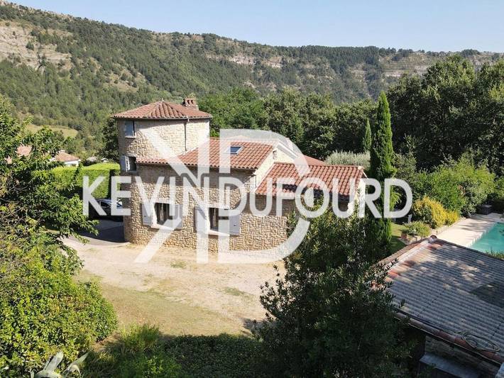 Location de vacances pour 12 personnes, avec piscine et vue ainsi que jardin et sauna à Vesseaux - 2