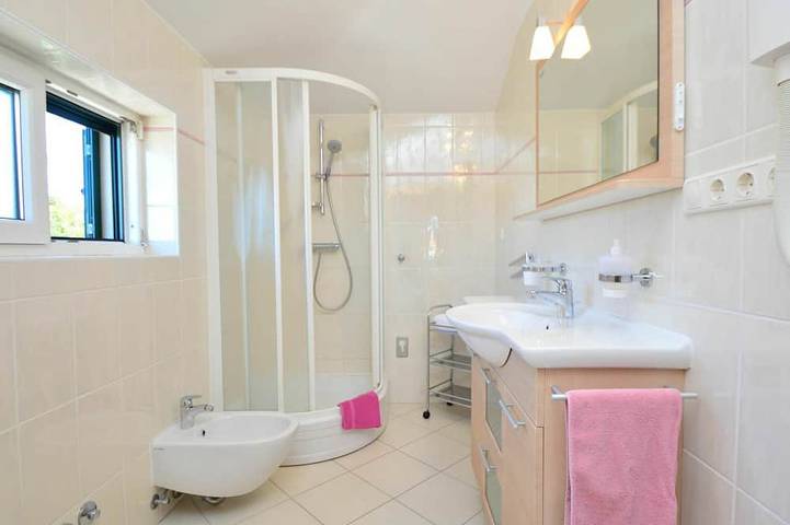 Villa pour 10 personnes, avec jardin ainsi que jacuzzi et balcon dans Betina - 4
