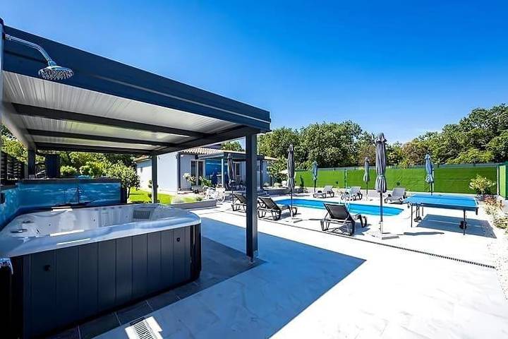 Villa für 6 Personen, mit Pool und Whirlpool sowie Garten, mit Haustier in Fazana