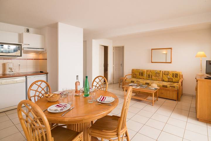 Gîte pour 4 personnes, avec Balcon ainsi que Terrasse et Piscine dans Office De Tourisme De Valras Plage - 4