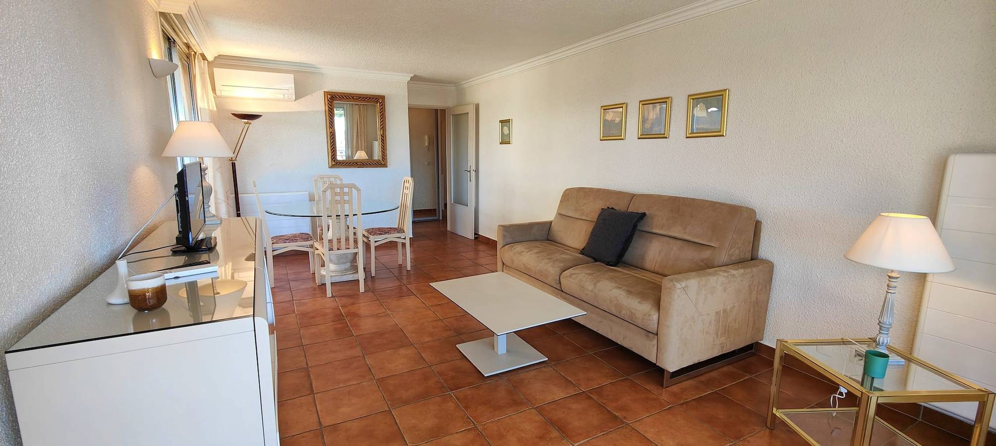 Appartement entier, Cocon d'amour de 50 m² avec piscine commune in Saint-Raphaël, Massif de l'Esterel