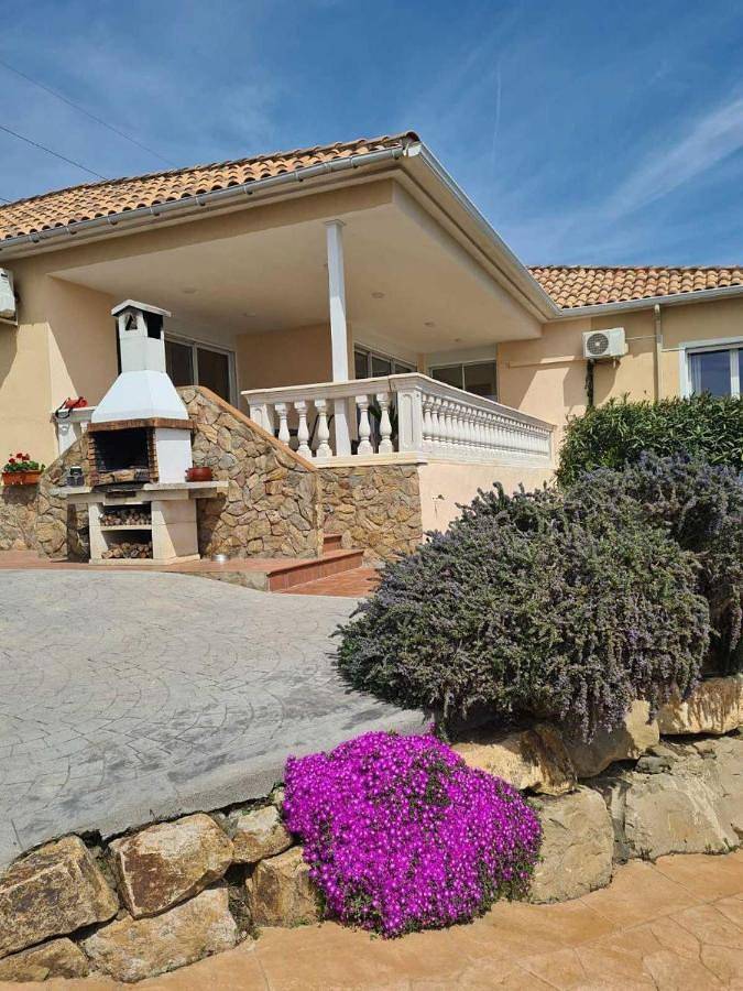 Casa rural para 8 personas, con jardín además de piscina y jacuzzi en Santa Susana - 2