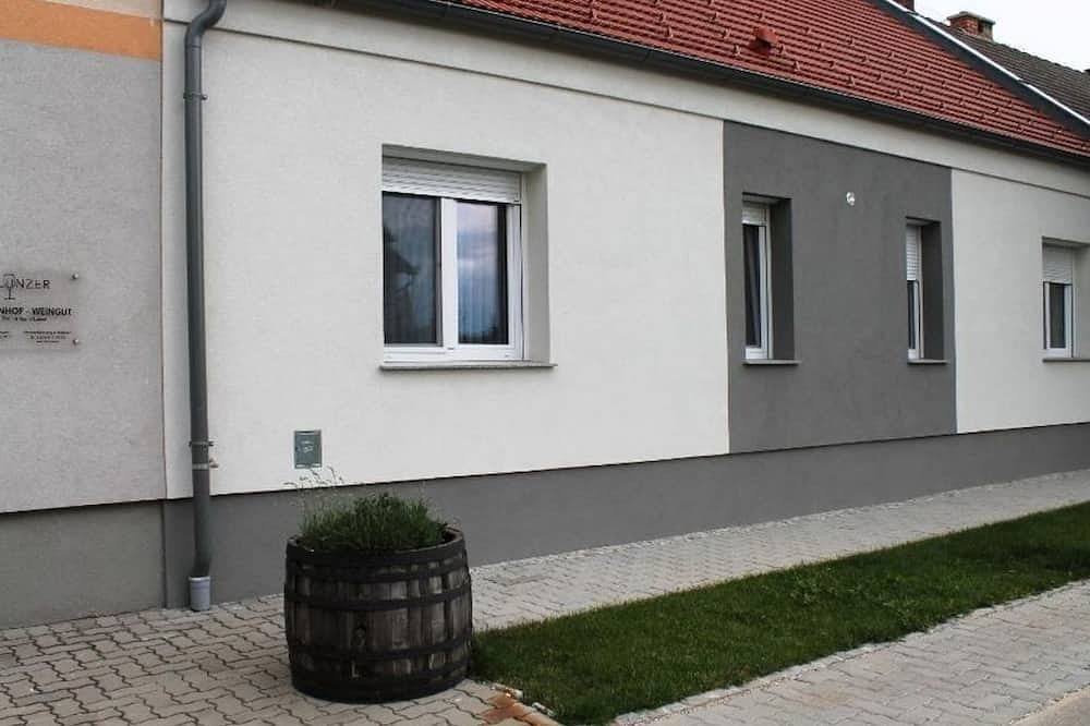 Ganze Wohnung, Fewo 1 Weinknospe - Ferienhof Weingut Lunzer in Gols, Neusiedlersee-Hügelland