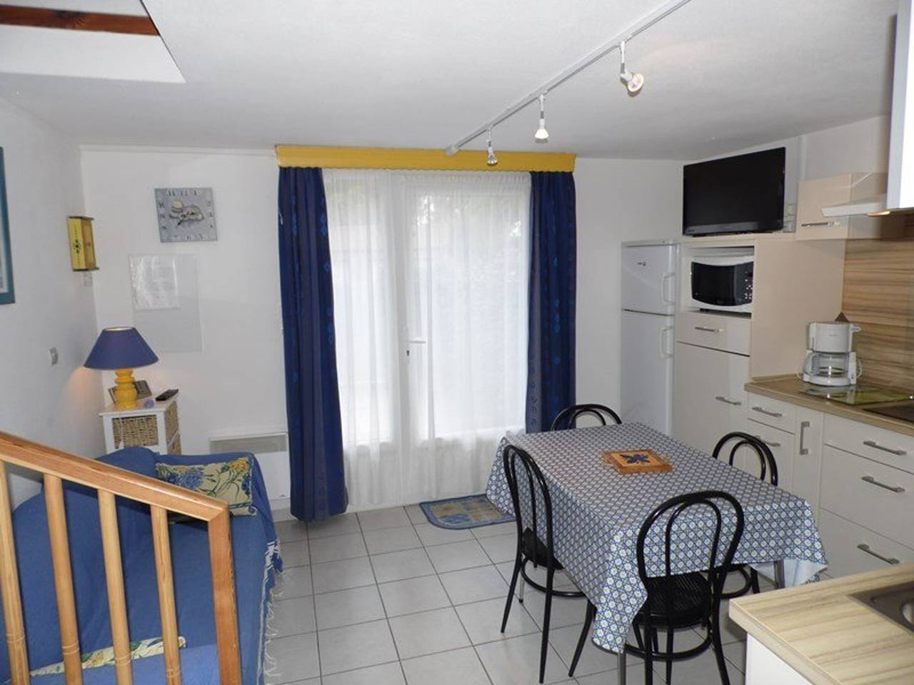 Modern 2-Bedroom Townhouse with Terrace, Private Parking & Pool Access in Marseillan in Marseillan, Côte d'Améthyste