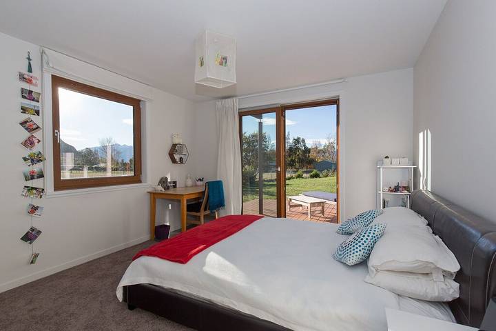 Holiday home for 10 people, with hot tub and garden as well as pool in Wanaka