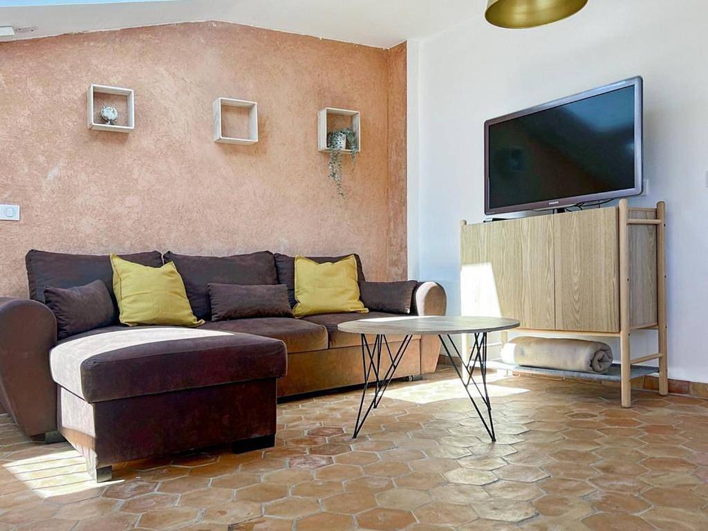 Appartement entier, One-Bedroom Apartment in Roussillon, Parc naturel régional du Luberon