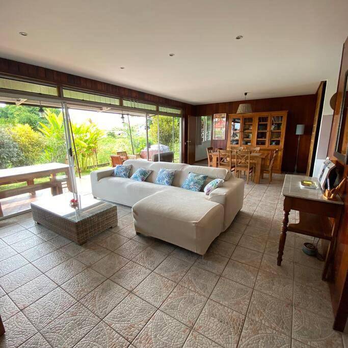 Villa pour 10 personnes, avec bassin pour enfant et piscine ainsi que jardin et vue dans Tahiti - 3