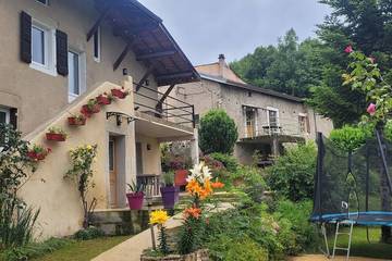 Gîte pour 7 personnes, avec balcon ainsi que jacuzzi et jardin à Hostun
