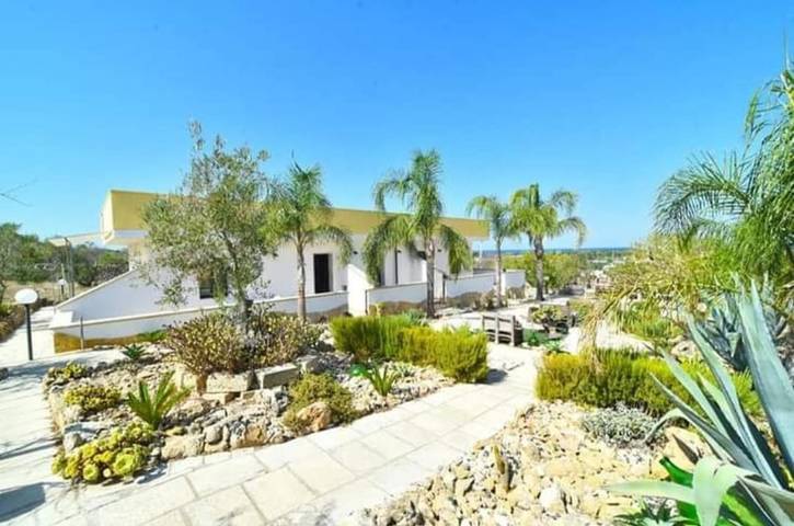 Apartahotel para 4 personas, con vistas además de jardín y terraza, Se admiten mascotas en Apulia