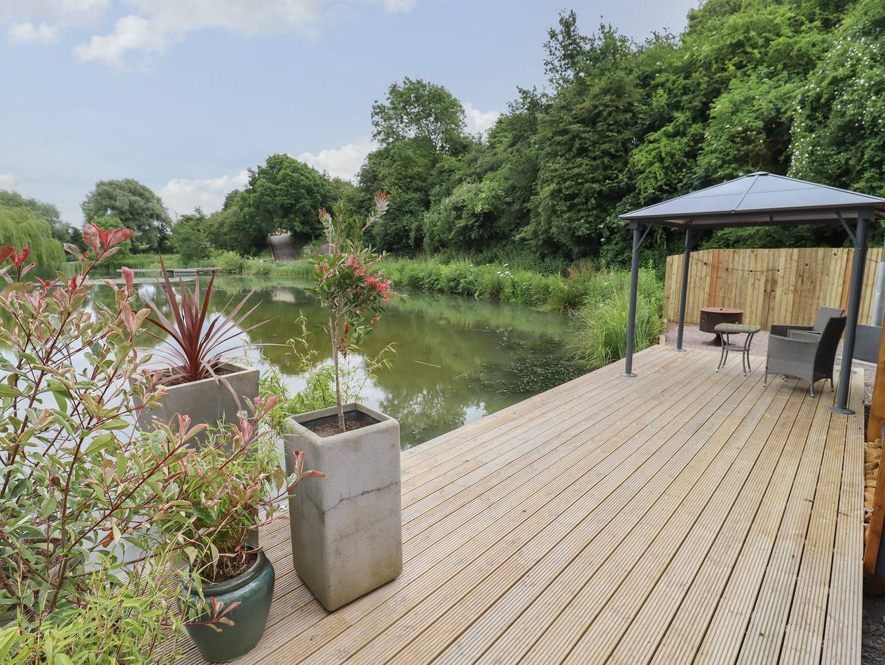 Maple Lodge at Bridge Lake Farm &amp; Fishery in Oxfordshire