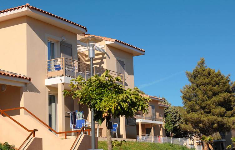Gîte pour 2 personnes, avec terrasse et piscine, adapté aux familles à La Londe-les-Maures - 3