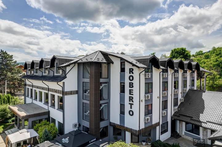 Hôtel pour 5 personnes, avec Terrasse ainsi que Jardin et Vue dans Slănic
