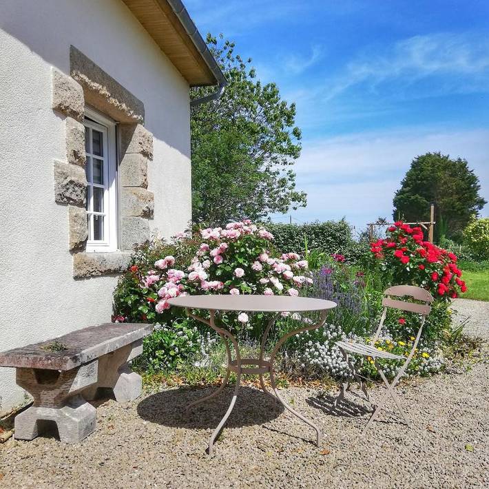 Location de vacances pour 2 personnes, avec Terrasse ainsi que Jardin et Vue à Plouvorn - 2