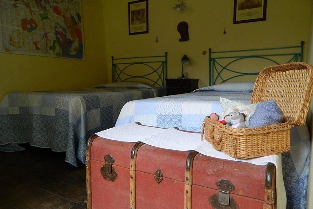 Haus mit Pool in den Bergen und in der Nähe von Meer. in Stazzema, Italienische Riviera