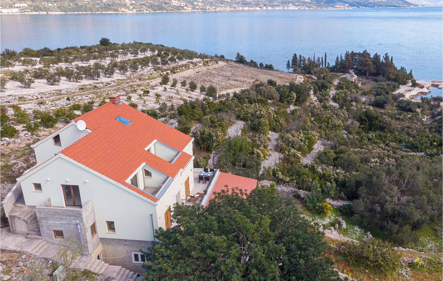 Geheel vakantieappartement, Toevluchtsoord aan zee: gezellig appartement met terras, parkeerplaats en wifi in Kneza, Korcula