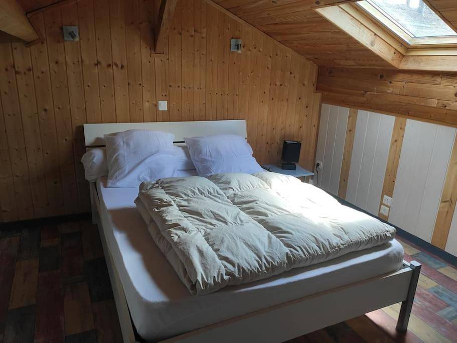 Gîte paisible en bord de lac in Saint-Gérons, Région d'Aurillac