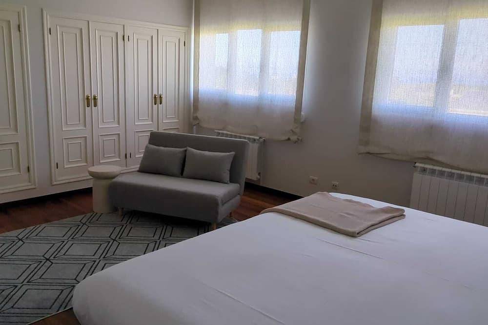 Entire apartment, Comfotable room in a restored house with garden and common areas in Ribadeo, Rías Altas