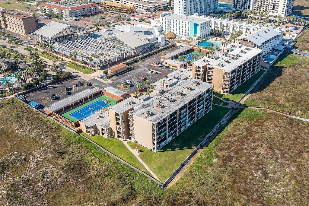 Ganze Wohnung, Remodeled Beachfront Condo with Pool & Views! in South Padre Island, Laguna Madre