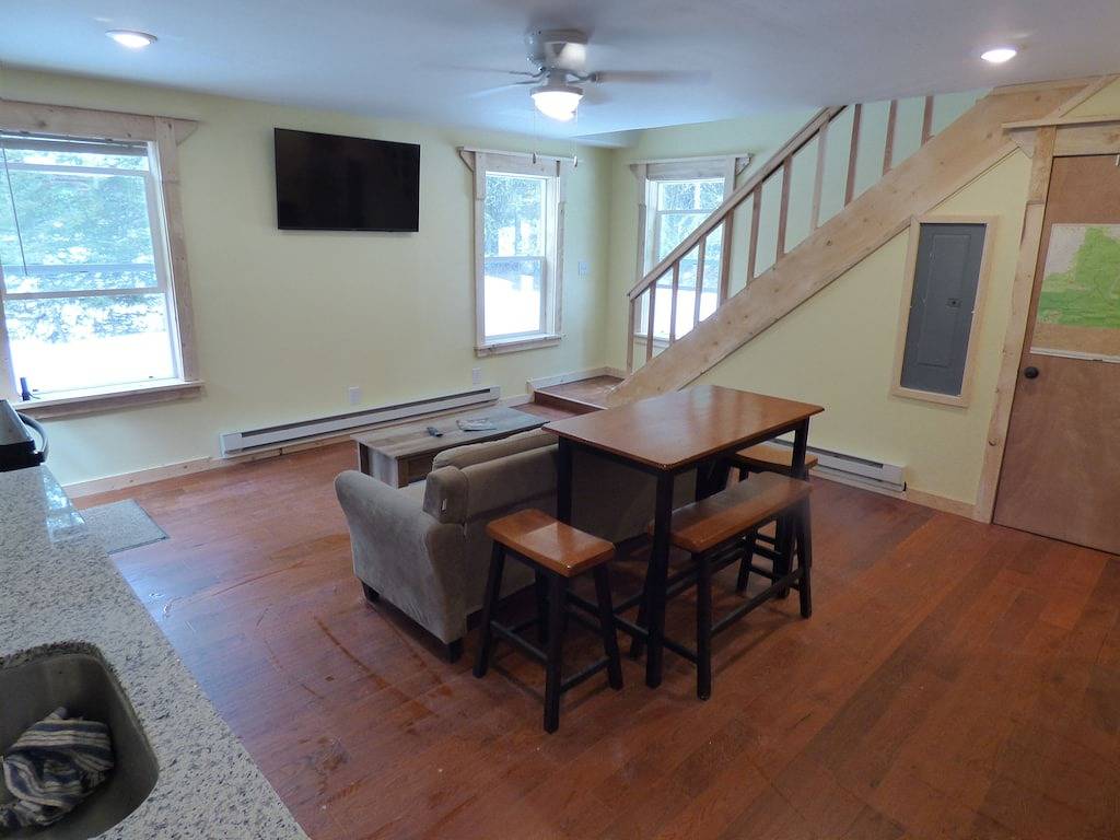 Junction's Cabin - A Wolf Crossing Cabin - next to Yellowstone Park in Absaroka Range