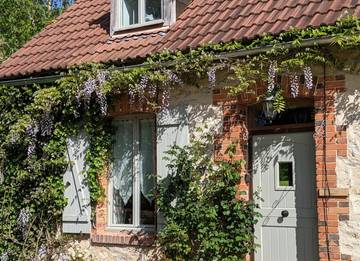 Gîte pour 2 personnes, avec vue sur le lac ainsi que jardin et piscine à Cromac