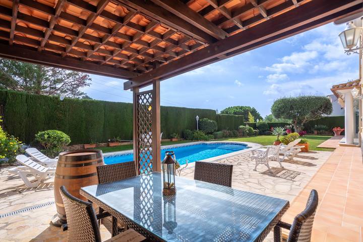 Chalet para 8 personas, con jardín además de terraza y vistas en Maresme - 2