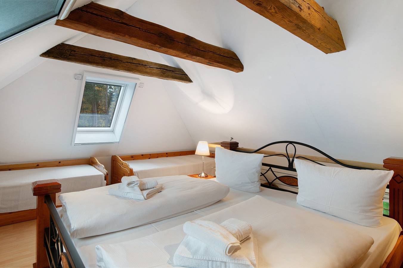 Ganze Wohnung, Ferienwohnung 'Gut Rattelvitz - Galerie Ost' mit Meerblick, privater Terrasse und WLAN in Gingst, Rügen