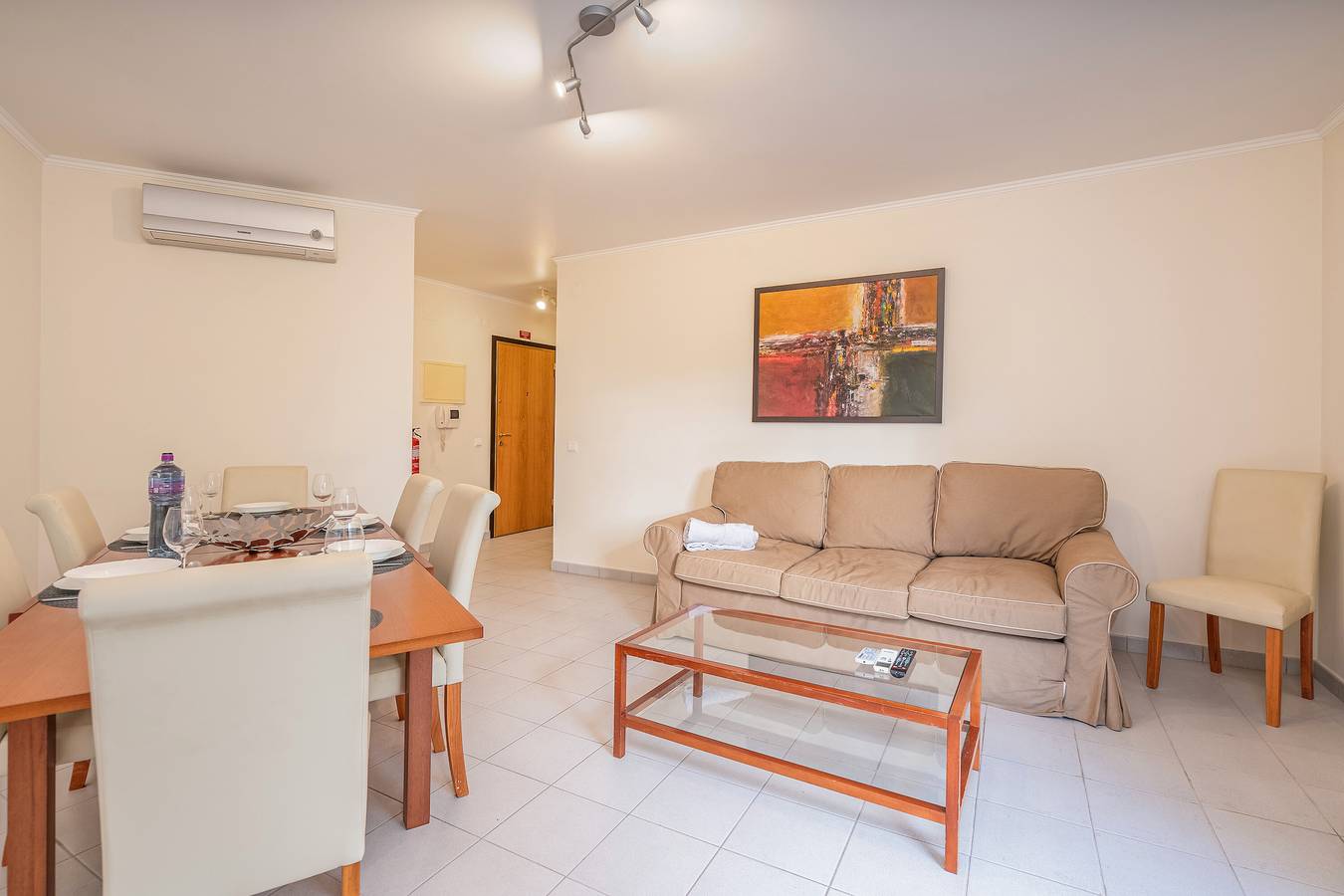 Apartamento inteiro, Apartamento 'Cool Motion Rocha Beach T2' com Varanda, Wi-Fi e Ar Condicionado in Praia da Rocha, Portimão