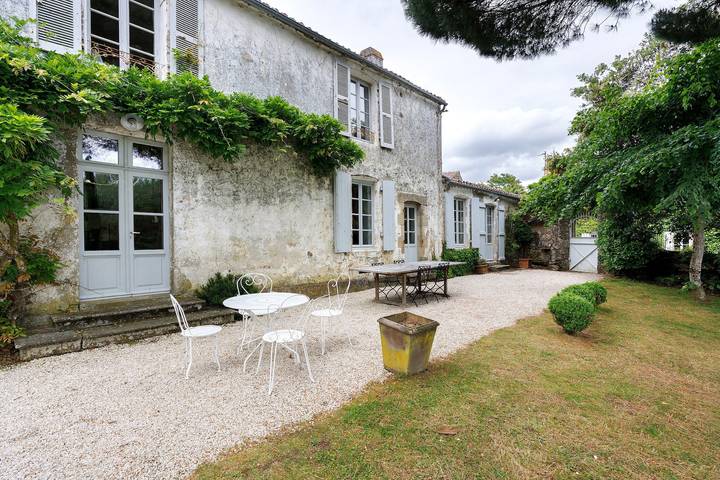 Location de vacances pour 14 personnes, avec jardin à Saint-Étienne-du-Bois
