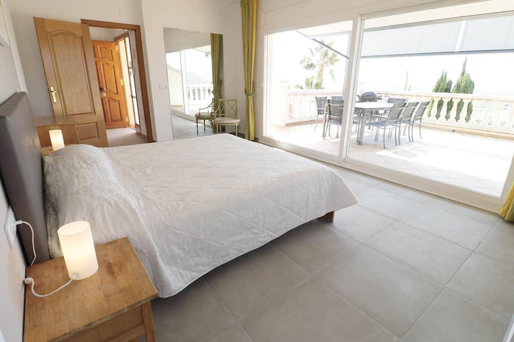 Disfruta de esta casa con fantásticas vistas, piscina y jardín privado situada en Can Isaac, Palau Saverdera, Costa Brava in Palau Sabardera, Alt Empordà