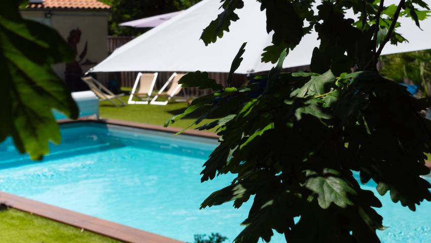 Gîte pour 4 personnes, avec jardin et jacuzzi ainsi que terrasse et piscine, animaux acceptés - 1
