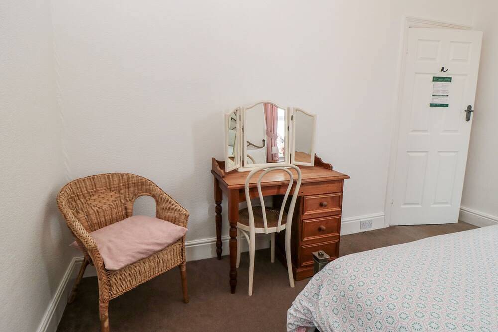 The Robins, pet friendly, country holiday cottage in Filey in Filey, North Yorkshire