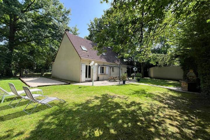 Location de vacances pour 14 personnes, avec jardin, animaux acceptés à La Houssaye-en-Brie