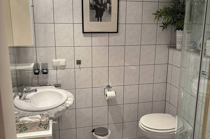 Cozy 1 room house in the middle of the garden in Heusenstamm, Distrito de Offenbach