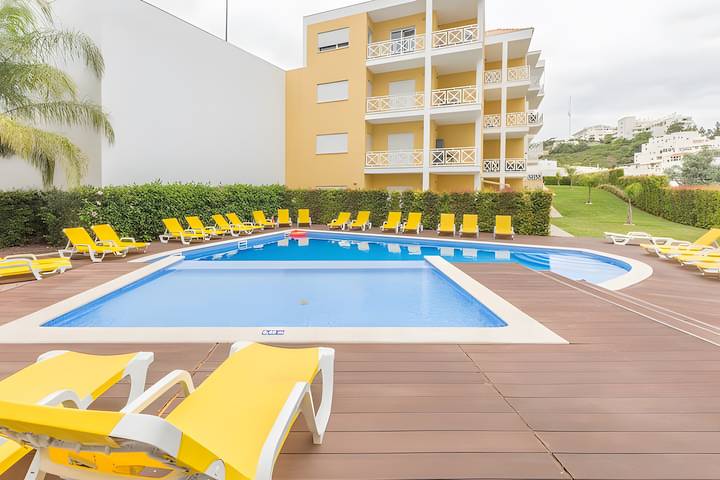 Appartement entier, Appartement 'T1 Garden Hill' avec piscine partagée, Wi-Fi et climatisation in Albufeira e Olhos de Água, District de Faro