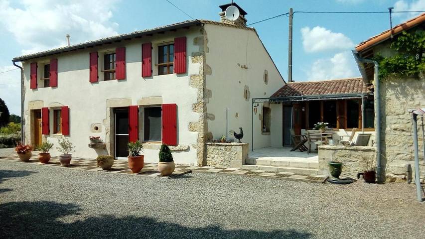 Chambre d’hôte pour 2 personnes, avec Terrasse ainsi que Jardin et Vue à Celles-sur-Belle