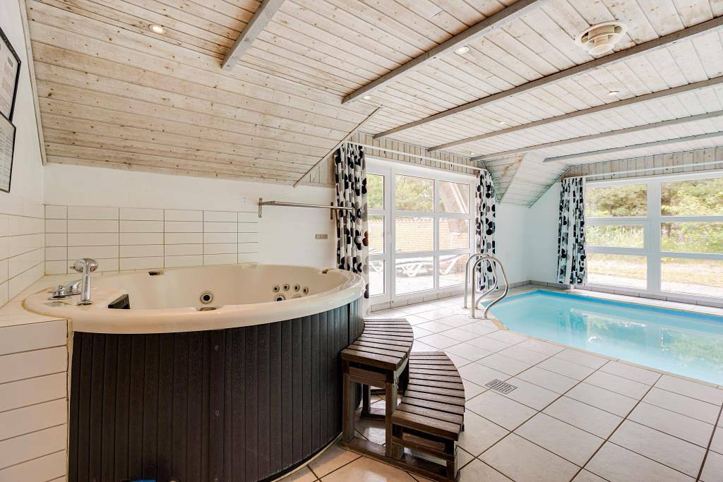 Reetdach-Ferienhaus mit Pool und Whirlpool für 10 Personen in Sønderstrand, Tagholm