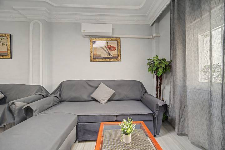 Casa Alicia — Spacious Apartment with Free Parking in Seville