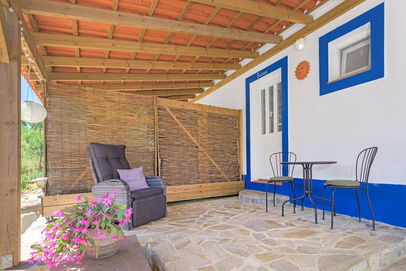 Apartamento inteiro, Apartamento 'Sunny' com vista para a montanha, piscina partilhada e Wi-Fi in Relíquias, Alentejo Litoral