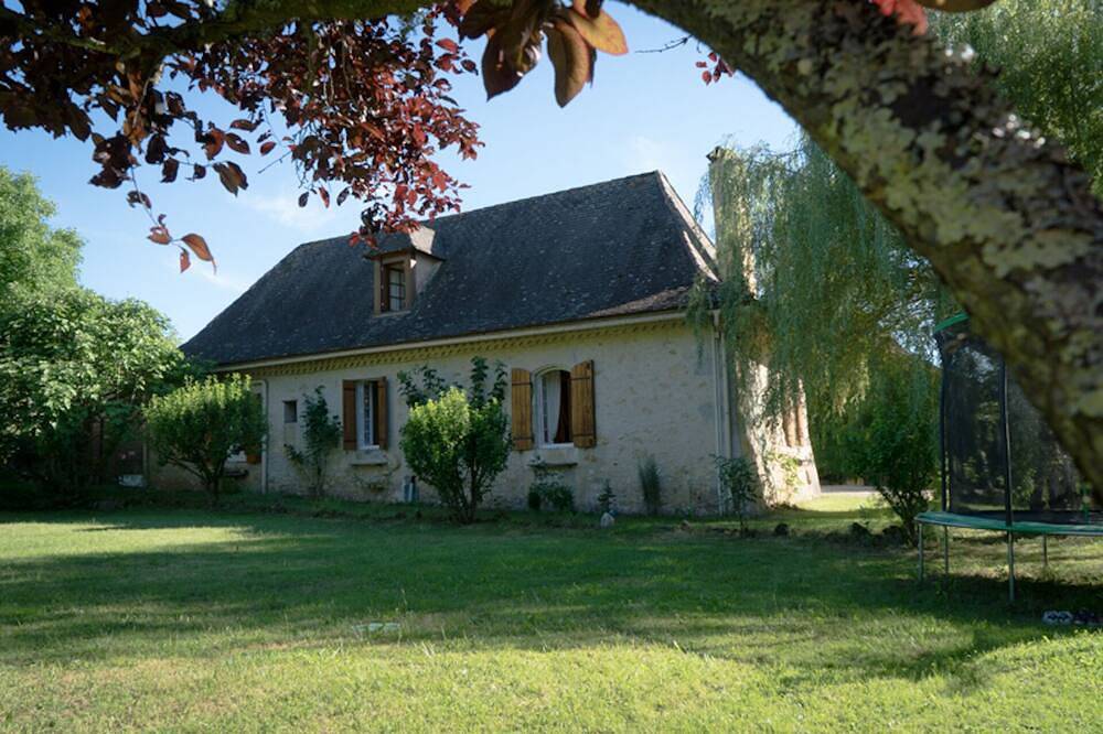 Belle maison avec piscine et printemps, à 15 minutes de l'aéroport, à 10 minutes de la ville de Bergerac in Laveyssière, Périgord Pourpre
