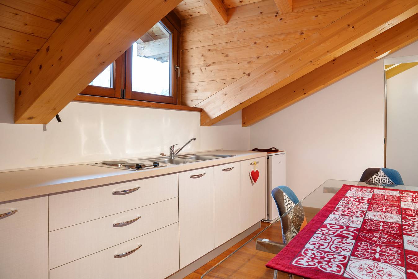 Apartamento entero, Apartamento vacacional "Residencia Chalet Provenzale" con vistas a la montaña in Acceglio, Provincia de Cuneo