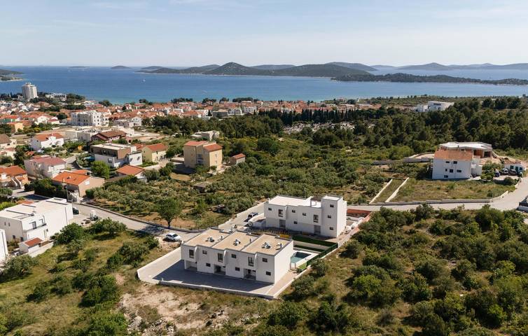 Geräumige 150 m² große Wohnung mit Pool, WLAN und Zugang zum Strand – 1,5 km entfernt in Vodice, Šibenik-Knin
