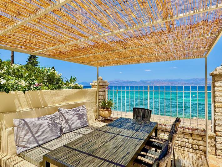 Beach House Christina with private heated pool in Corfou