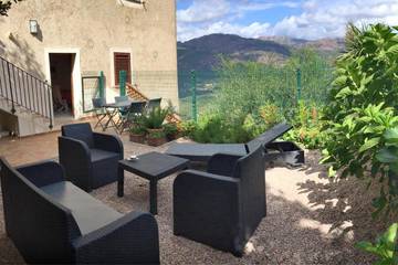 Gîte pour 2 personnes, avec vue et jardin, animaux acceptés à Sainte-Lucie-de-Tallano