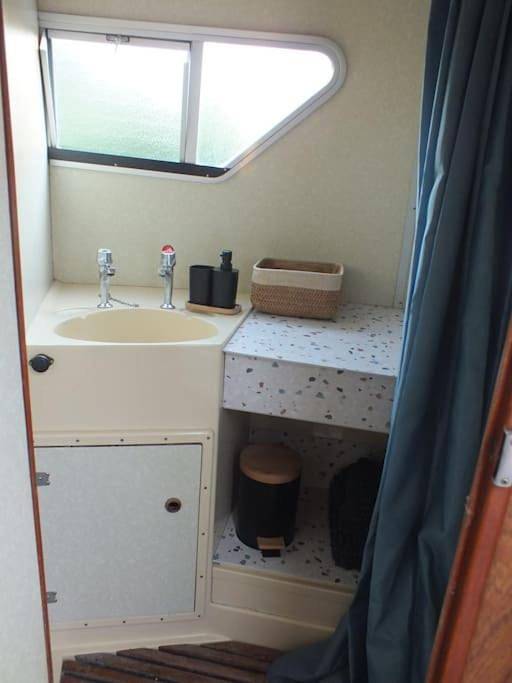 Bateau pour 4 personnes, avec vue et jardin, adapté aux familles à Saint-Hilaire-la-Palud - 4