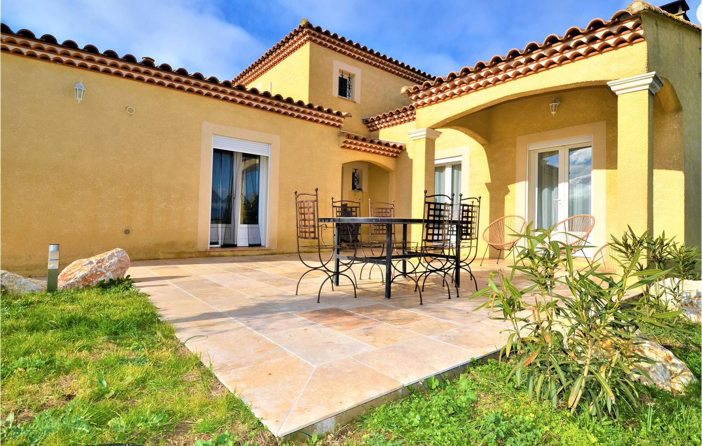 Appartement au bord de la piscine près du centre ville avec parking. in Saint-Geniès-de-Malgoirès, Région de Nîmes