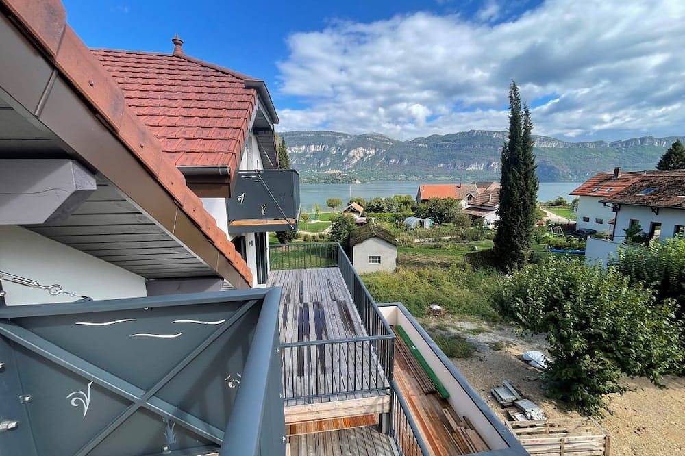 Appartement entier, Appartement À 20 m de la plage vue sur lac, accès direct in Conjux, Région de Chambéry