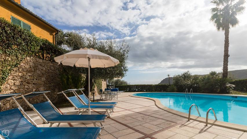 Appartamento per 5 persone, con Balcone e Terrazza nonché Piscina a Comune di Finale Ligure