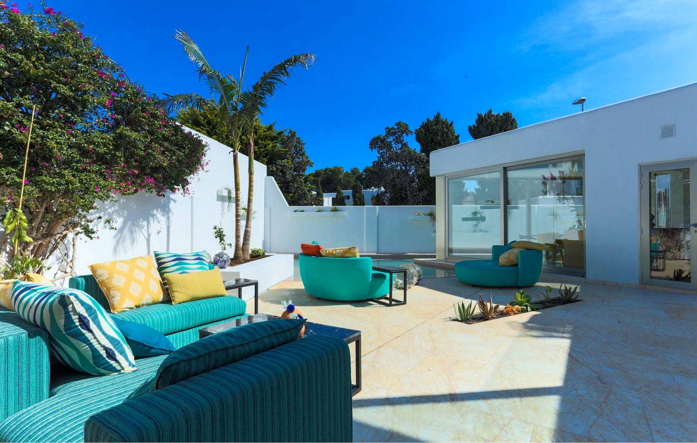 Cozy Apartment with Pool, Terrace & Parking - 800m to Beach in Playa d'en Bossa, Sant Josep de sa Talaia